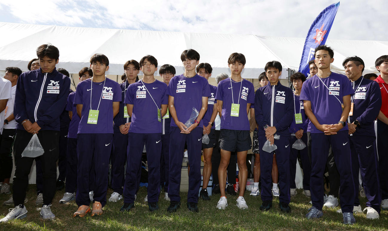 第102回箱根駅伝予選会　12位となり下を向く明大（撮影・山本朝陽）