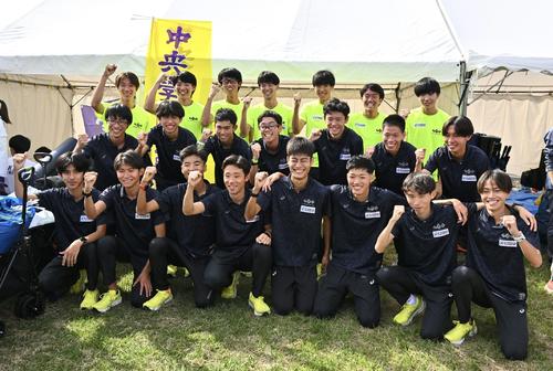 トップで予選を通過し記念撮影する中央学院大の選手たち（撮影・滝沢徹郎）