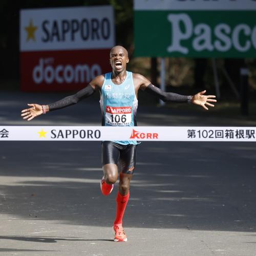 第102回箱根駅伝予選会　トップでゴールした山梨学院大・キピエゴ（撮影・山本朝陽）