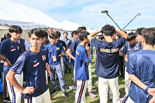 予選突破できず肩を落とす法大の選手たち（撮影・滝沢徹郎）