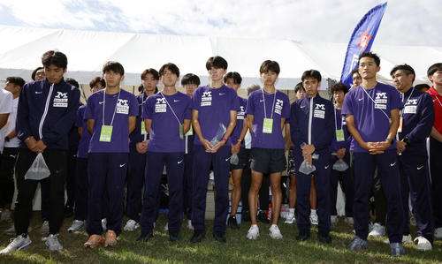 第102回箱根駅伝予選会　12位となり下を向く明大（撮影・山本朝陽）