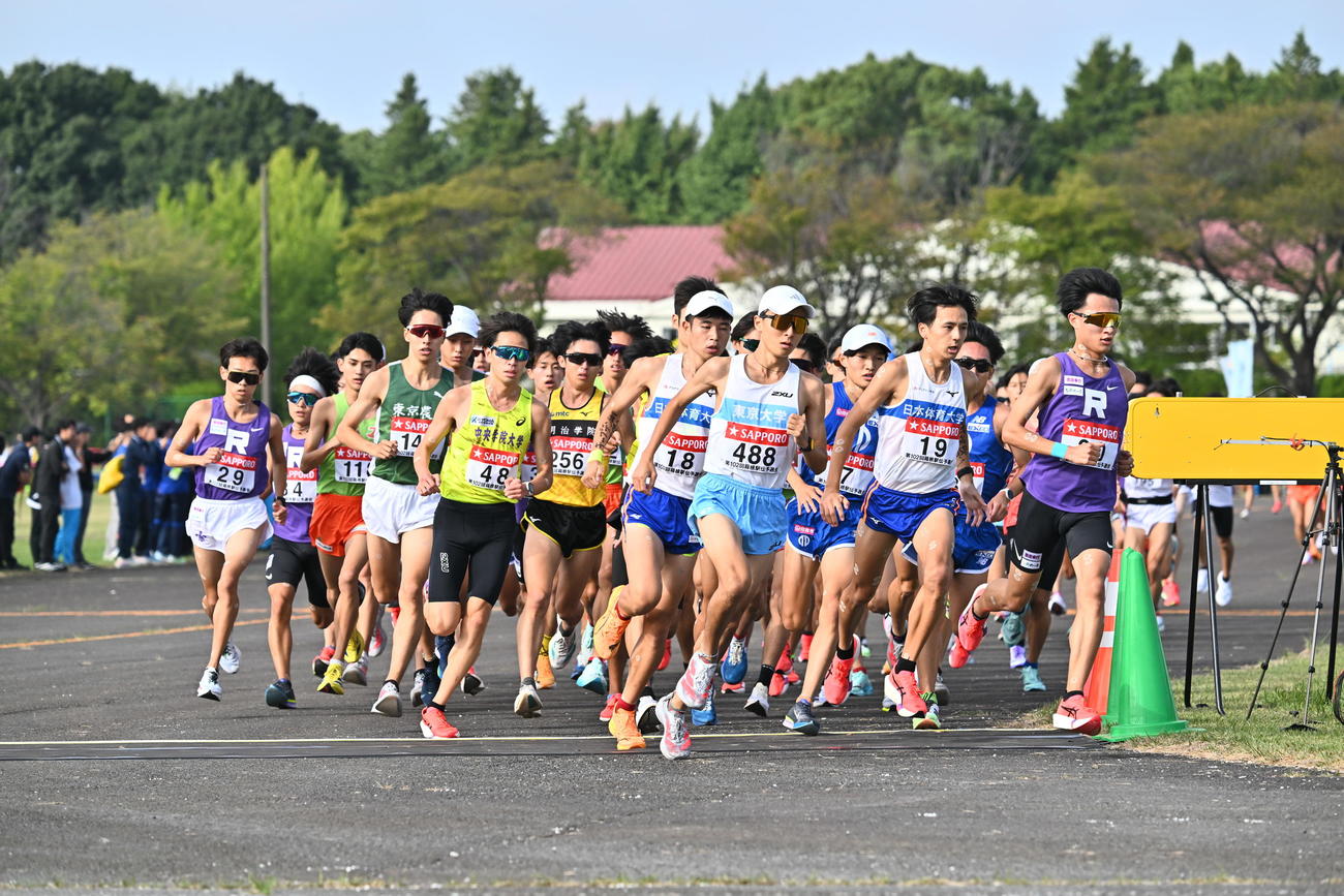 力走する選手たち（撮影・滝沢徹郎）