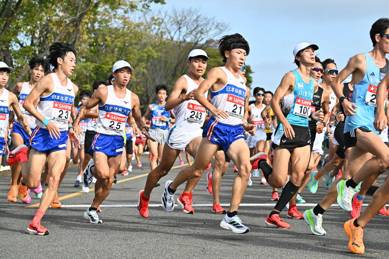 力走する選手たち（撮影・滝沢徹郎）