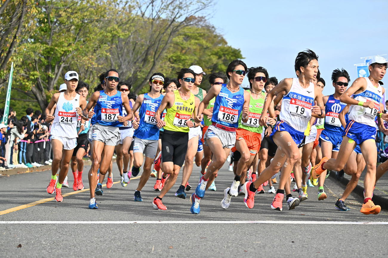 力走する選手たち（撮影・滝沢徹郎）