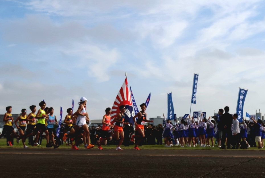 第102回箱根駅伝予選会　応援団を背に力走する選手（撮影・山本朝陽）