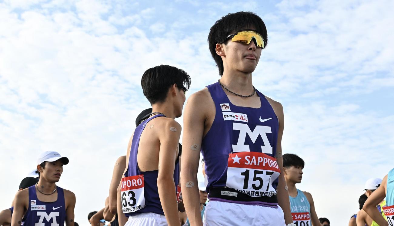 試合に臨む明大の選手たち（撮影・滝沢徹郎）