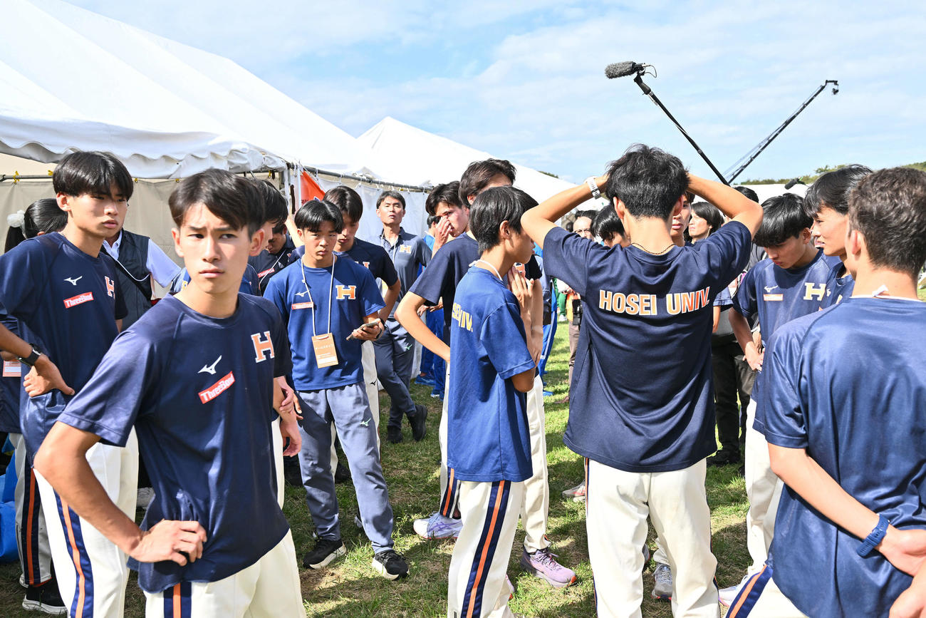 予選突破できず肩を落とす法大の選手たち（撮影・滝沢徹郎）