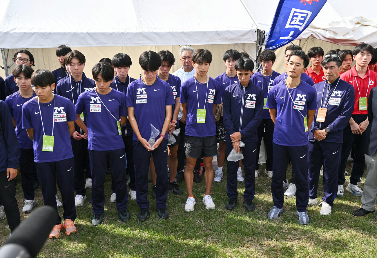 予選突破できず肩を落とす明大の選手たち（撮影・滝沢徹郎）