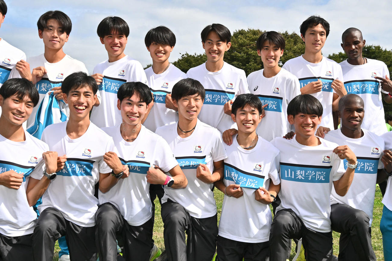 予選会を3位で突破した山梨学院大の選手はTシャツのキティちゃんをアピールする（撮影・滝沢徹郎）