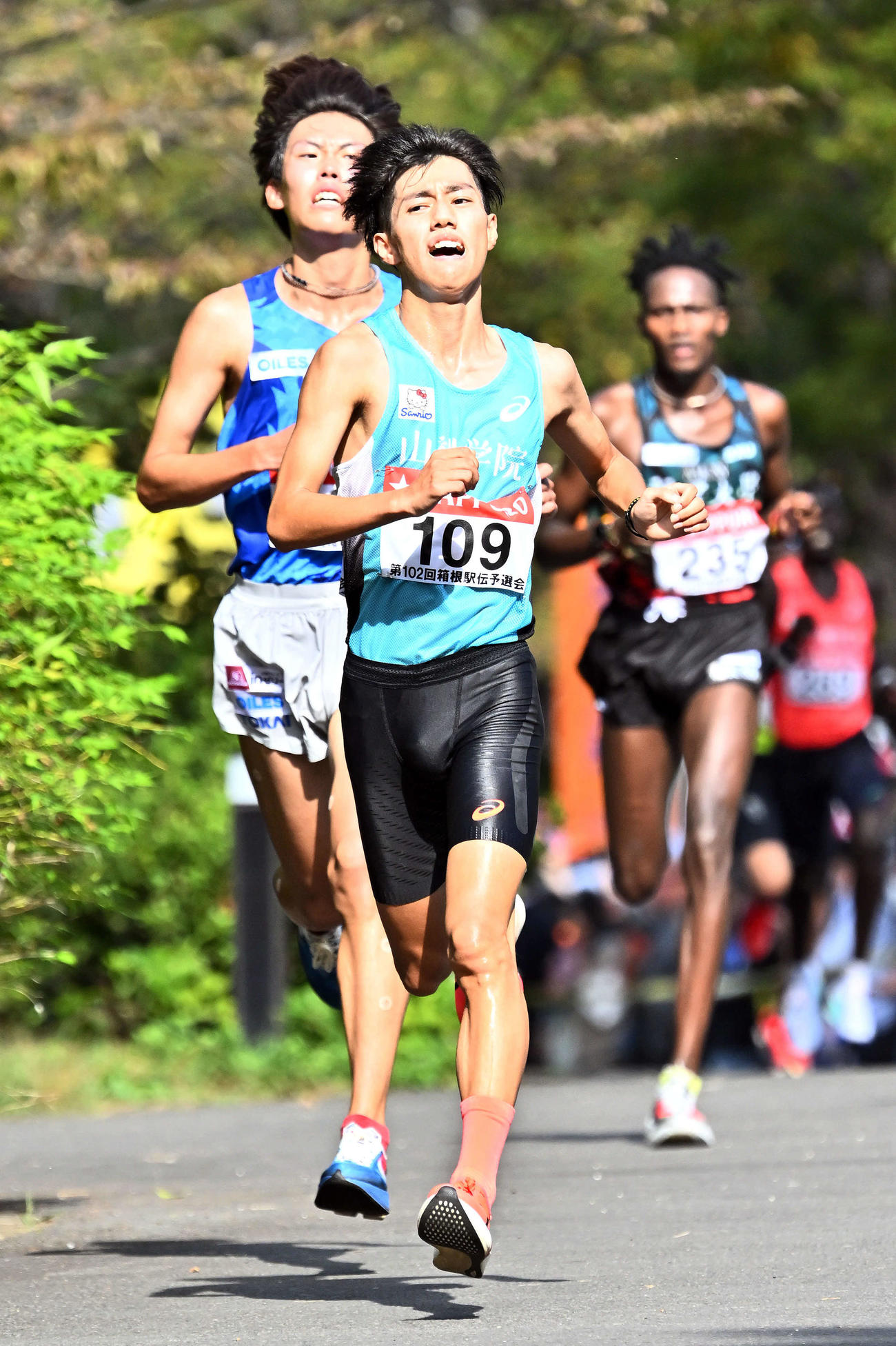ゴール手前を力走する山梨学院大・阿部（手前）（撮影・滝沢徹郎）
