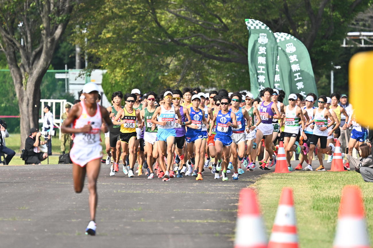 力走する選手たち（撮影・滝沢徹郎）