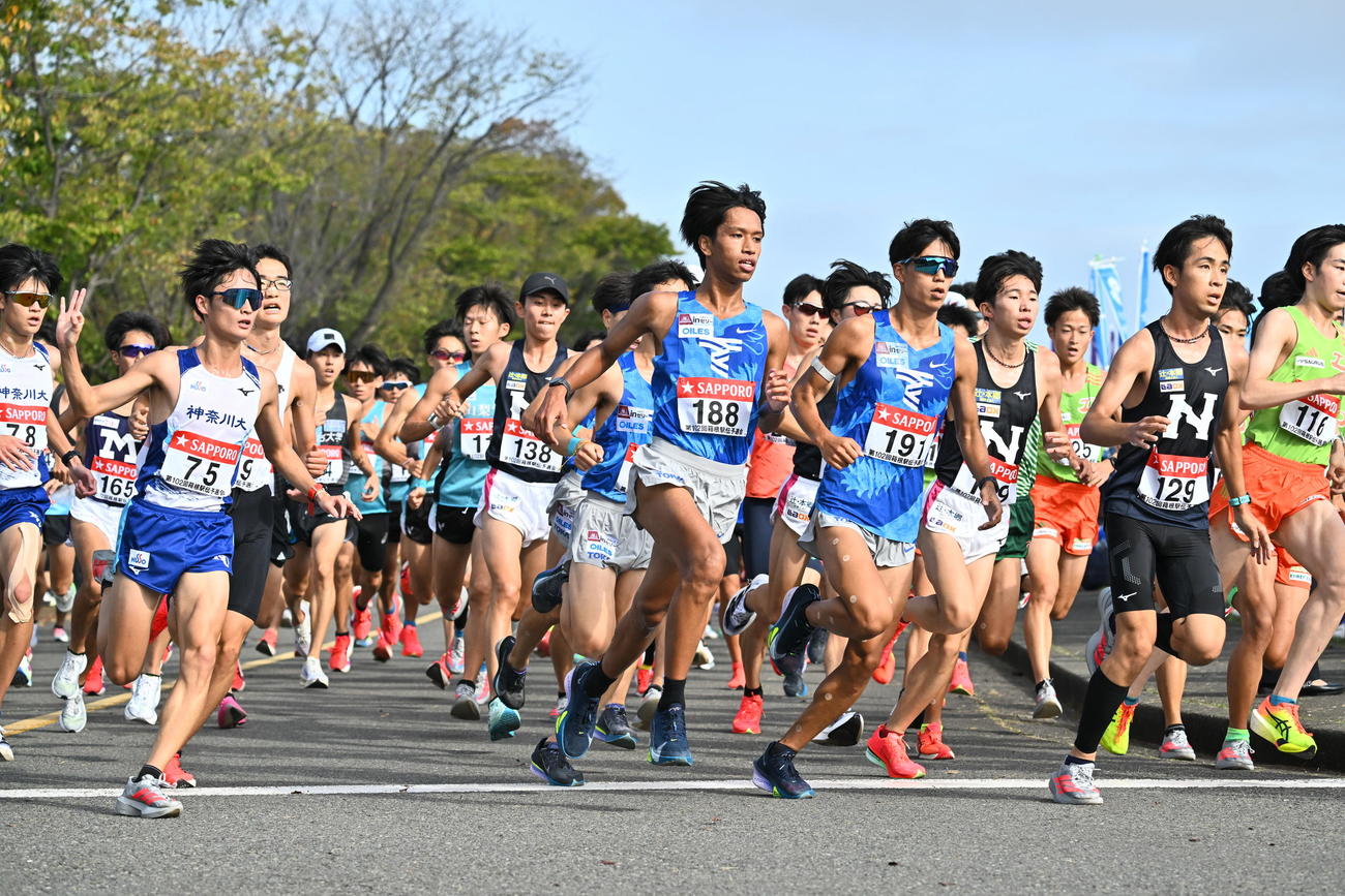 力走する選手たち（撮影・滝沢徹郎）