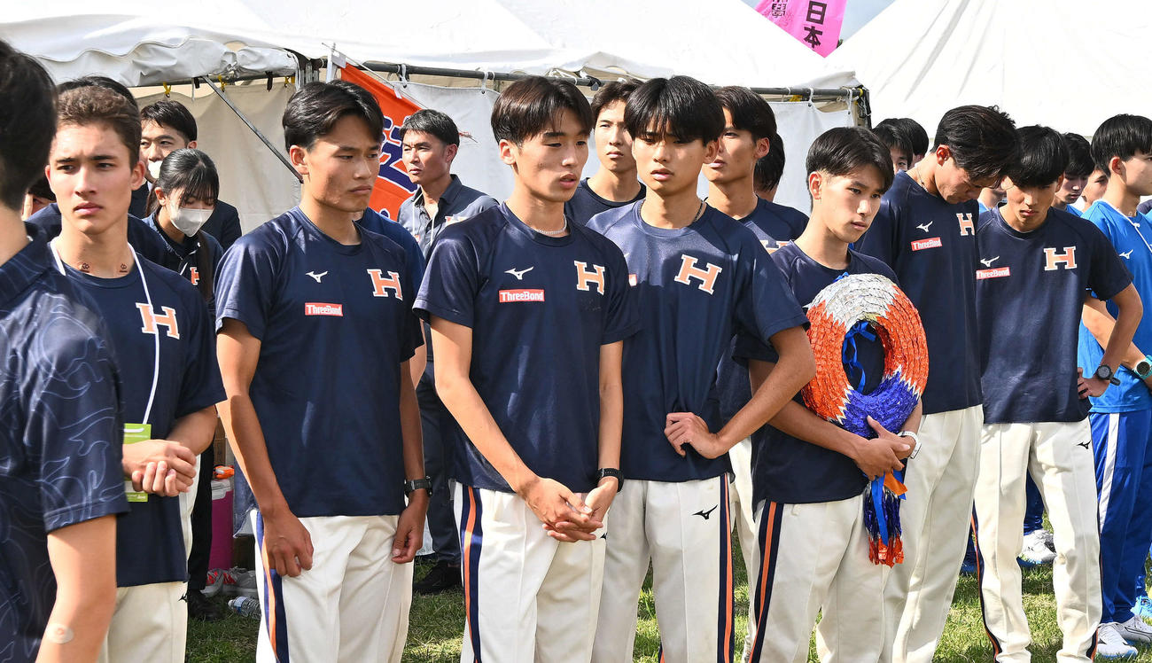 予選突破できず肩を落とす法大の選手たち（撮影・滝沢徹郎）