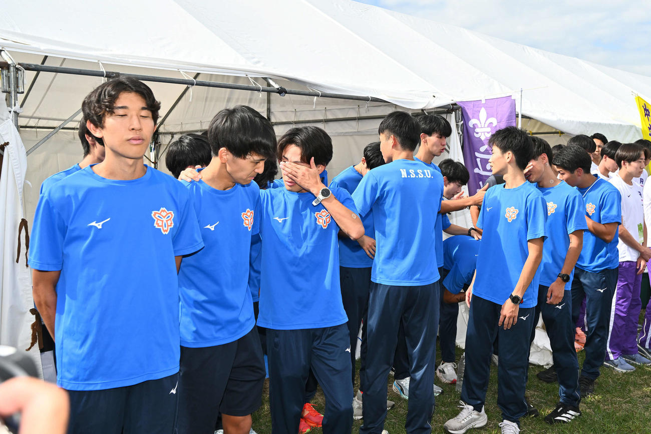 予選会を9位で突破し安堵（あんど）の表情を見せる日体大の選手たち（撮影・滝沢徹郎）