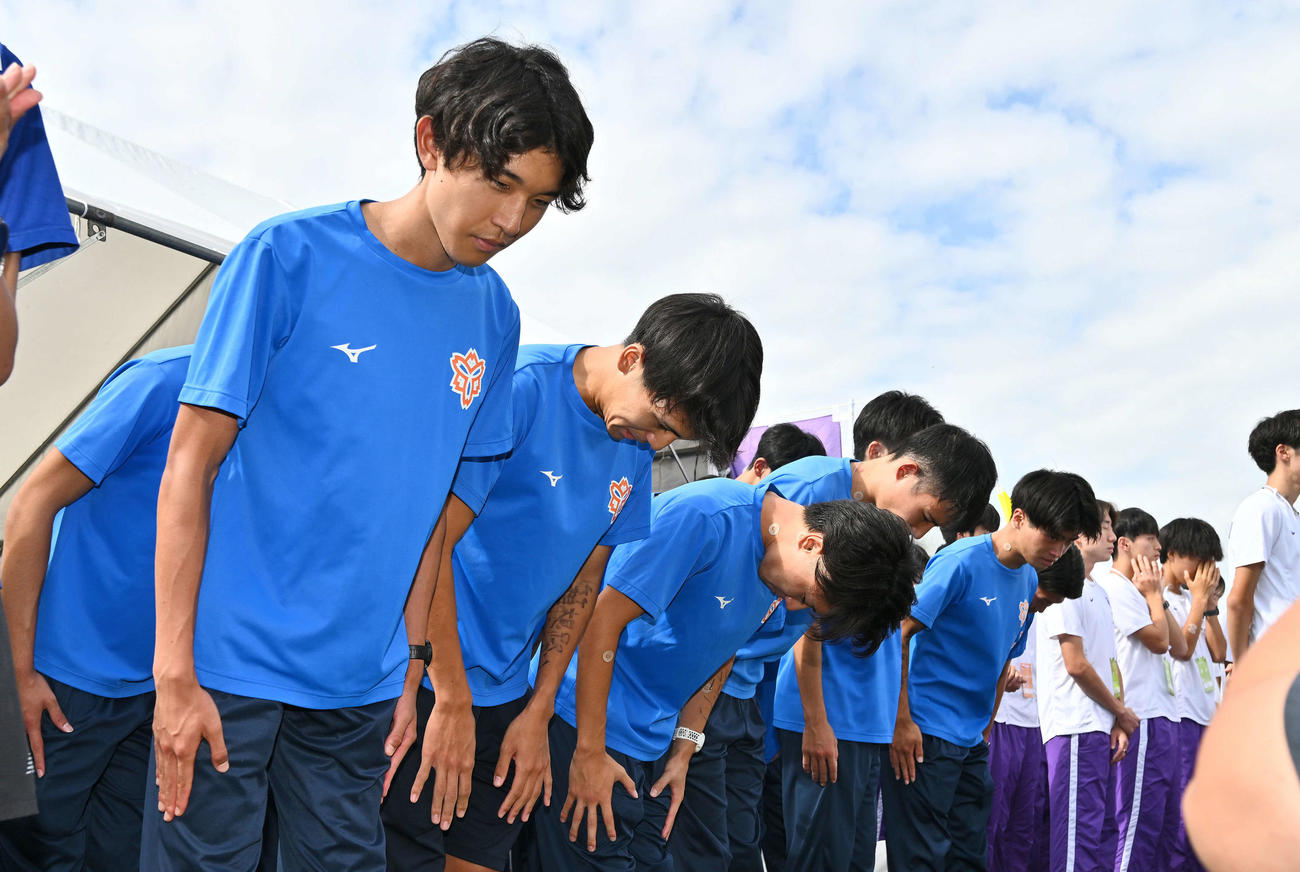 予選会を9位で突破し一礼する日体大の選手たち（撮影・滝沢徹郎）