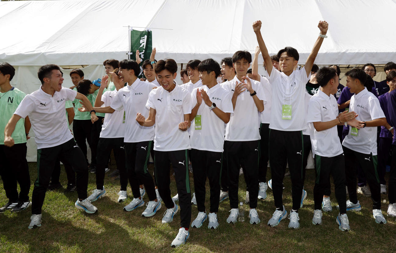 6位で予選会を突破し、喜ぶ東農大の選手たち（撮影・山本朝陽）