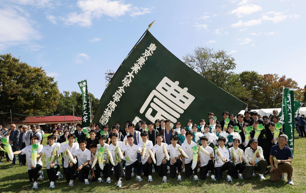 報告会後に記念撮影に納まった東農大の選手と関係者（撮影・山本朝陽）