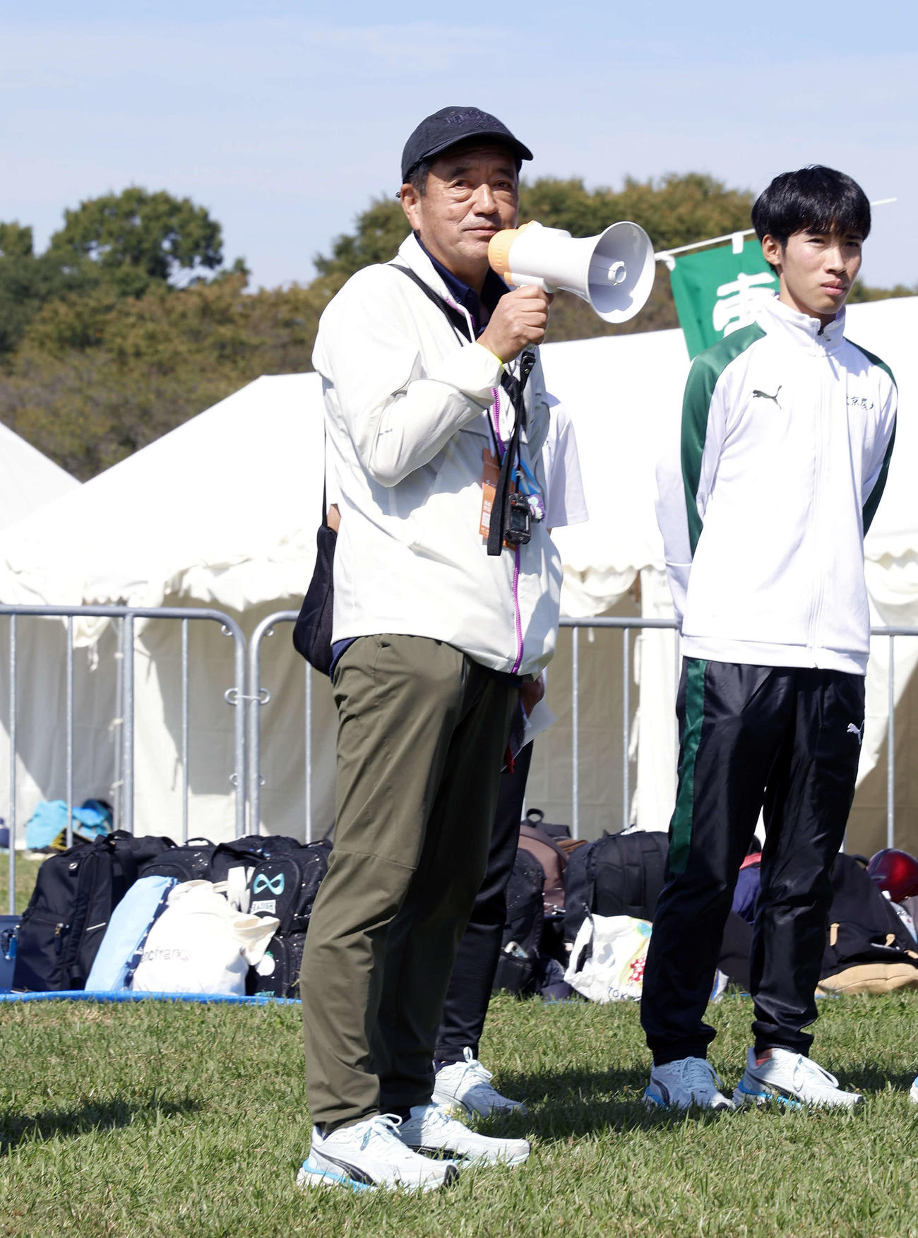 第102回箱根駅伝予選会　報告会で選手をたたえる東農大・小指監督（撮影・山本朝陽）