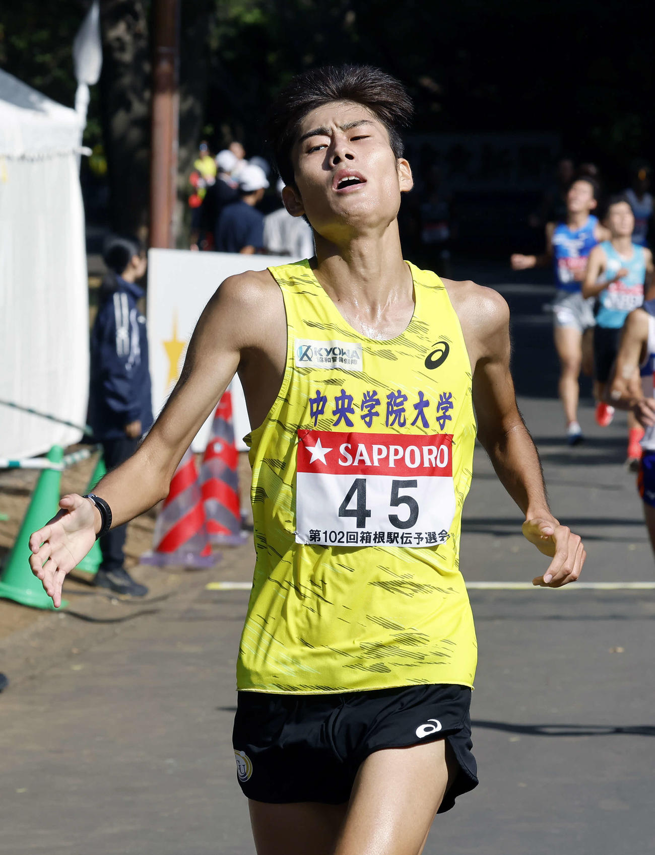 第102回箱根駅伝予選会　ゴール後に苦しそうな表情を見せる日本人1位の中央学院大・近田（撮影・山本朝陽）