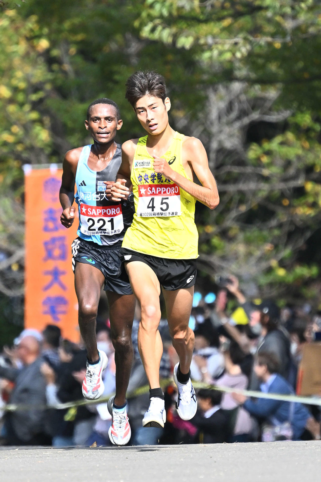 ゴール手前を日本人トップで力走する中央学院大・近田（手前）（撮影・滝沢徹郎）