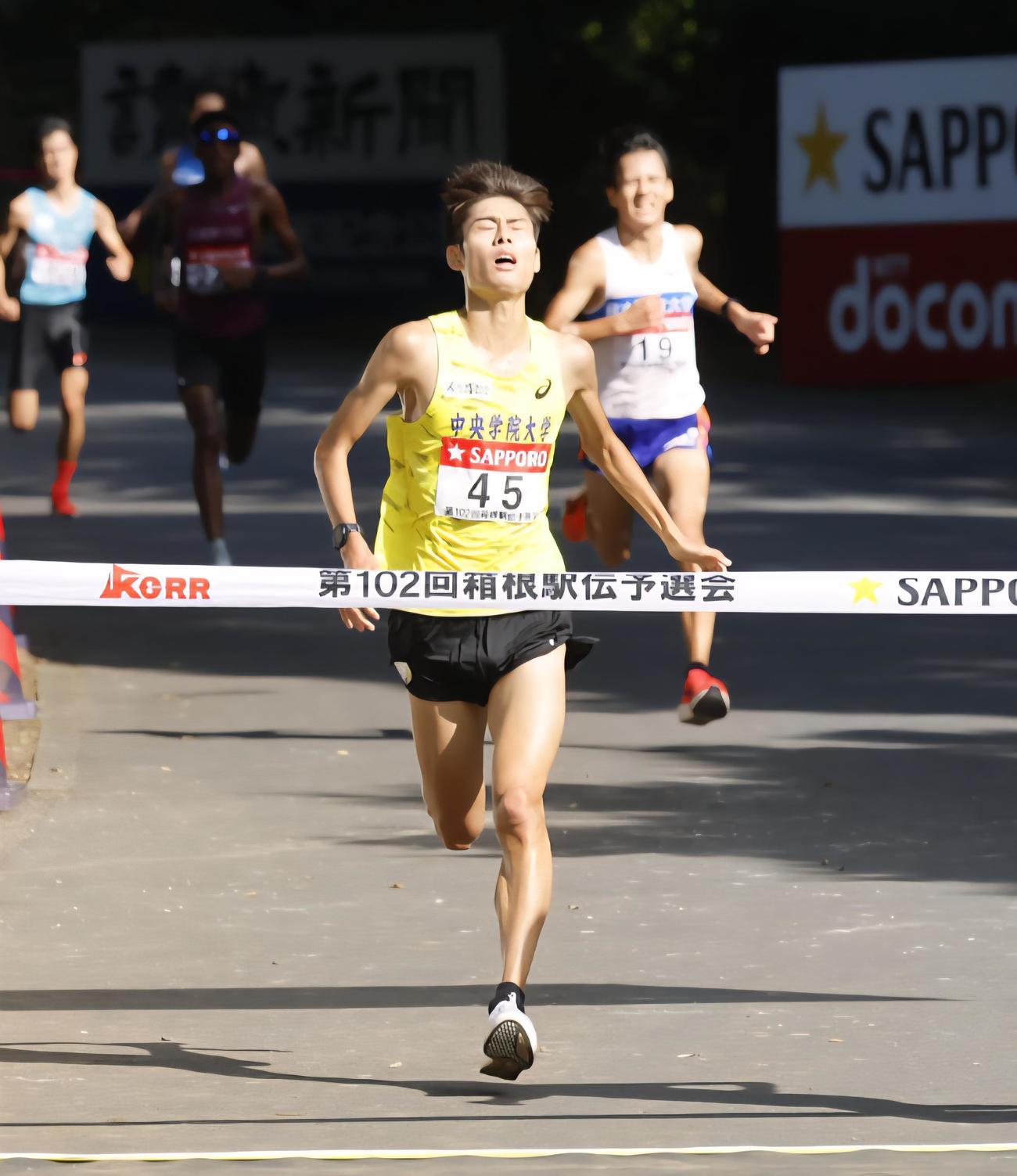 第102回箱根駅伝予選会　日本人トップでゴールした中央学院大・近田（撮影・山本朝陽）