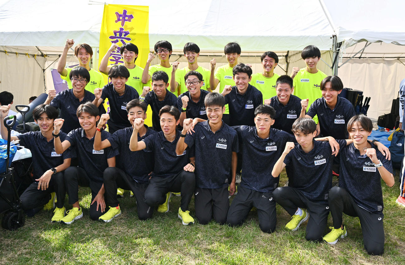トップで予選会を通過し記念撮影する中央学院大・近田（前列左から5人目）ら選手たち（撮影・滝沢徹郎）