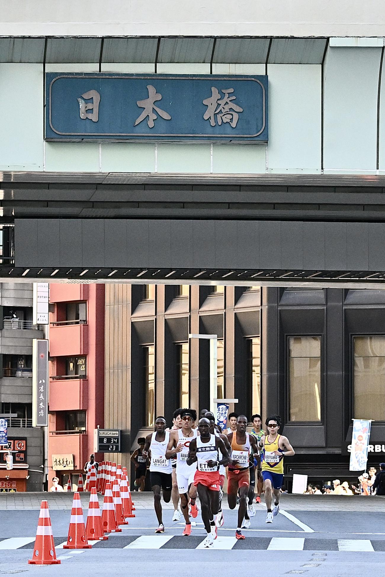 日本橋を通過する男子トップ集団（撮影・滝沢徹郎）