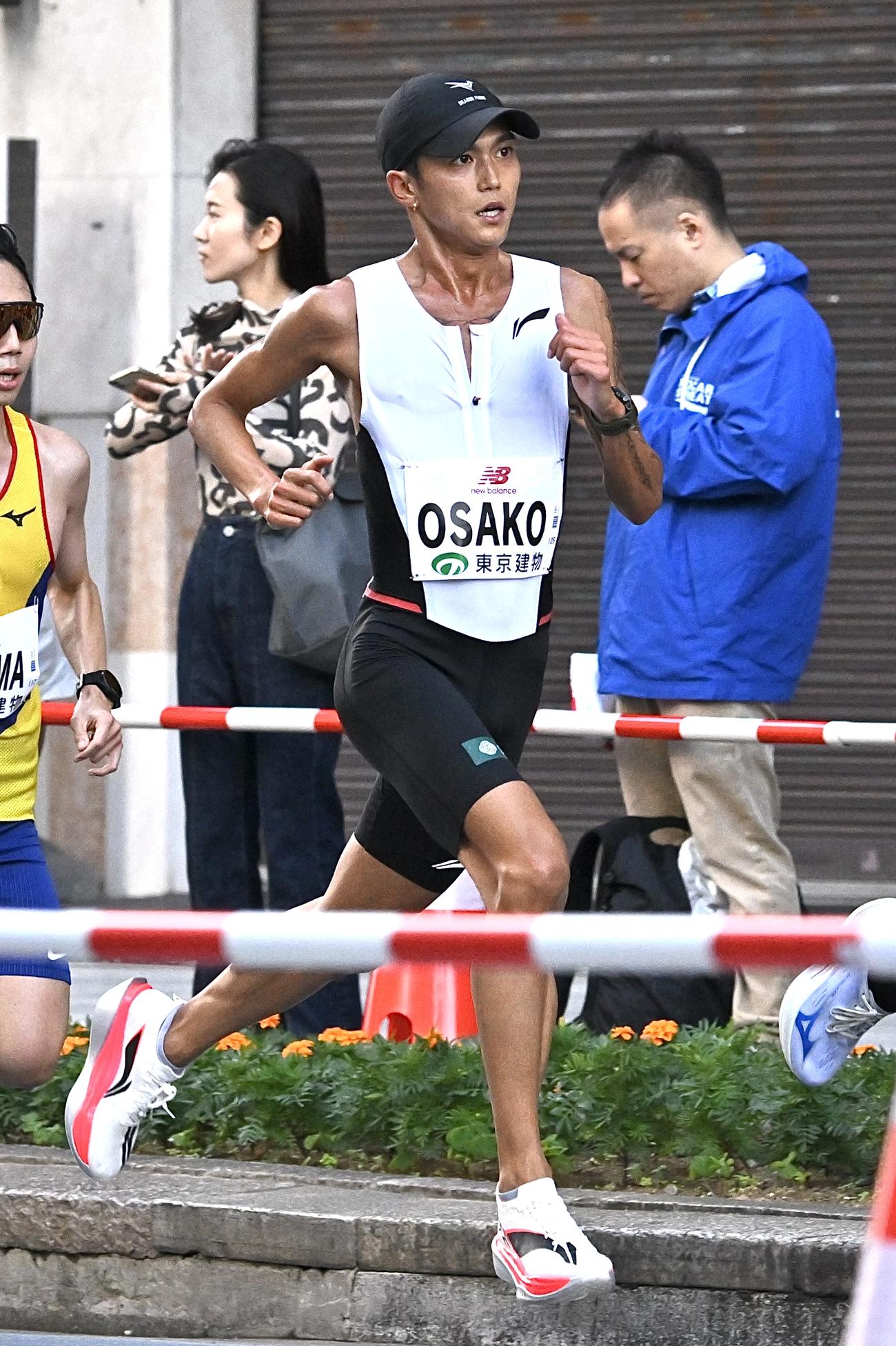 日本橋を折り返す大迫（撮影・滝沢徹郎）