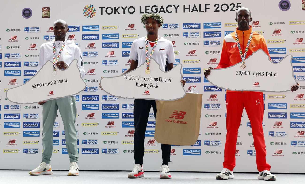 エリート男子の部、表彰式に登壇した選手。左から2位エティーリ、1位バレガ、3位キメリ（撮影・山本朝陽）