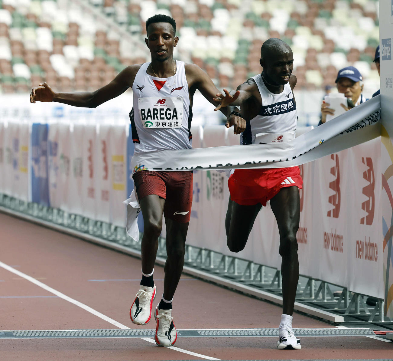 1位でゴールしたバレガ（左）と2位東京国際大・エティーリ（撮影・山本朝陽）