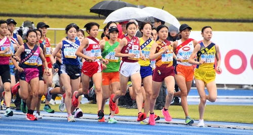 競技場内を走る1区の選手たち（撮影・山田愛斗）