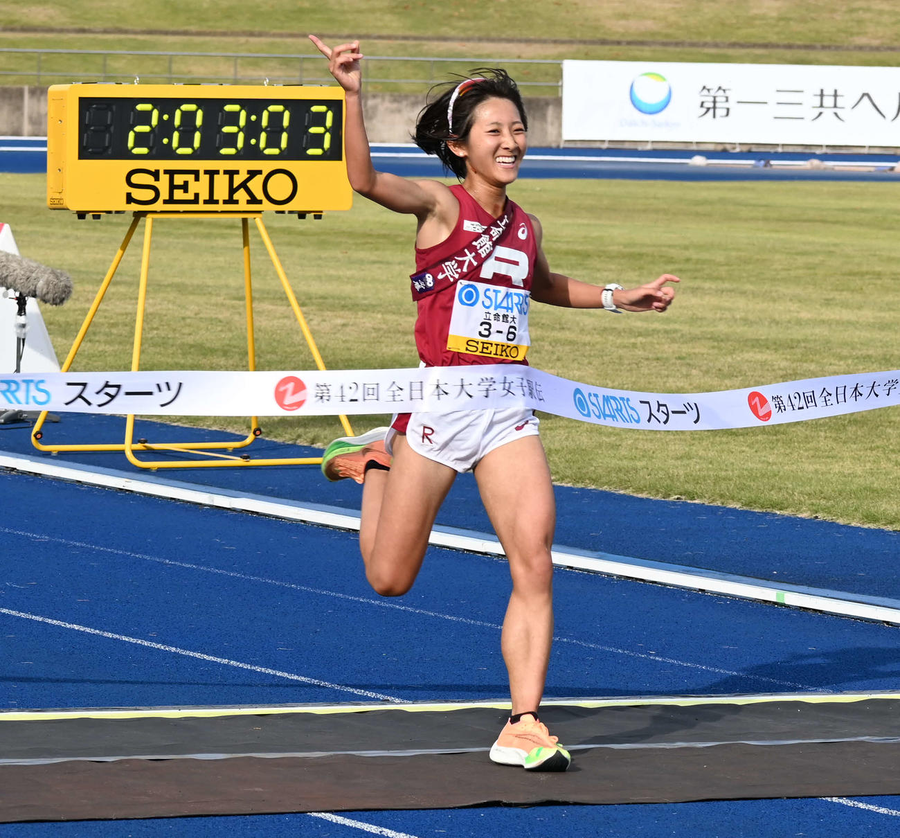 全日本大学女子駅伝　トップでゴールする立命館大の土屋舞琴（2024年10月撮影）