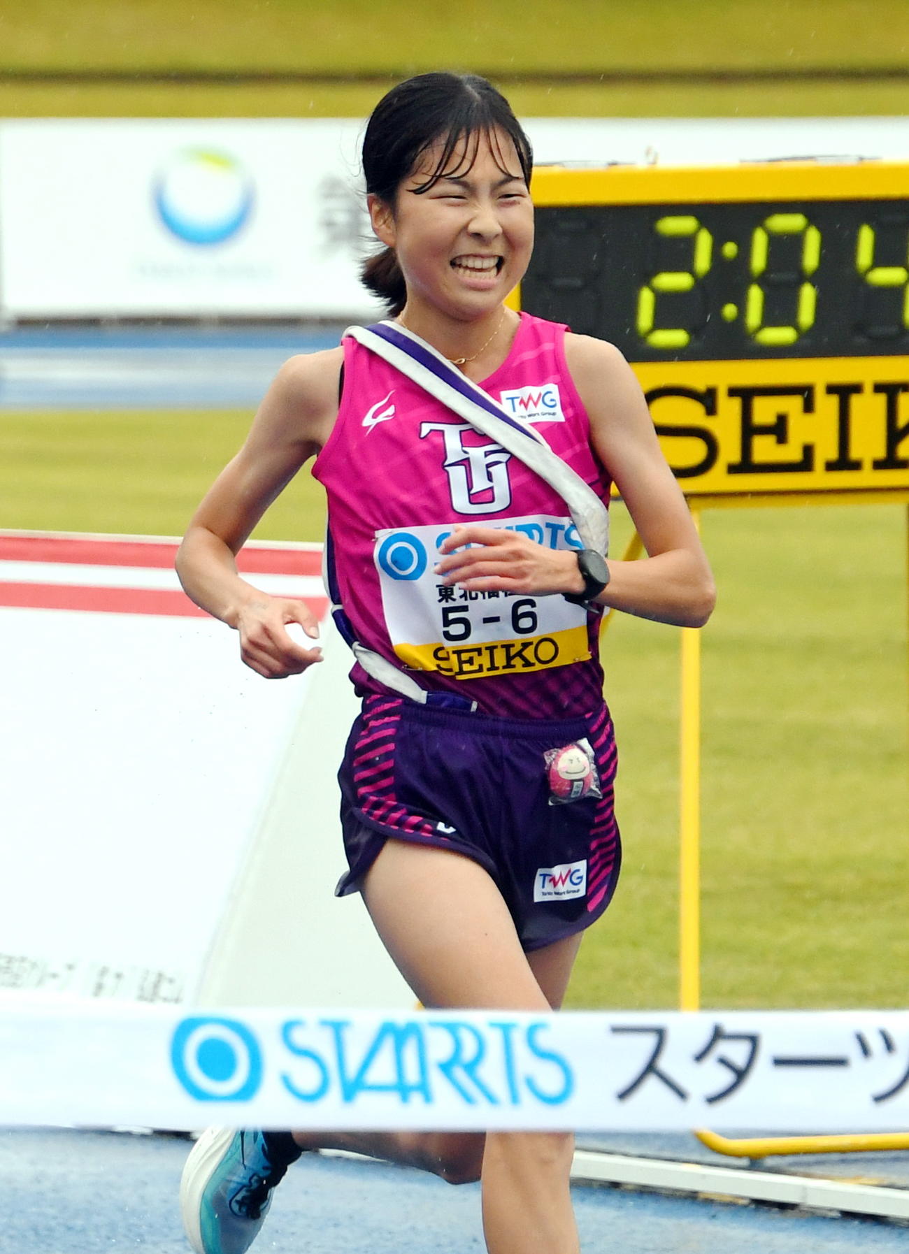 4位でゴールする東北福祉大アンカーの小林（撮影・山田愛斗）