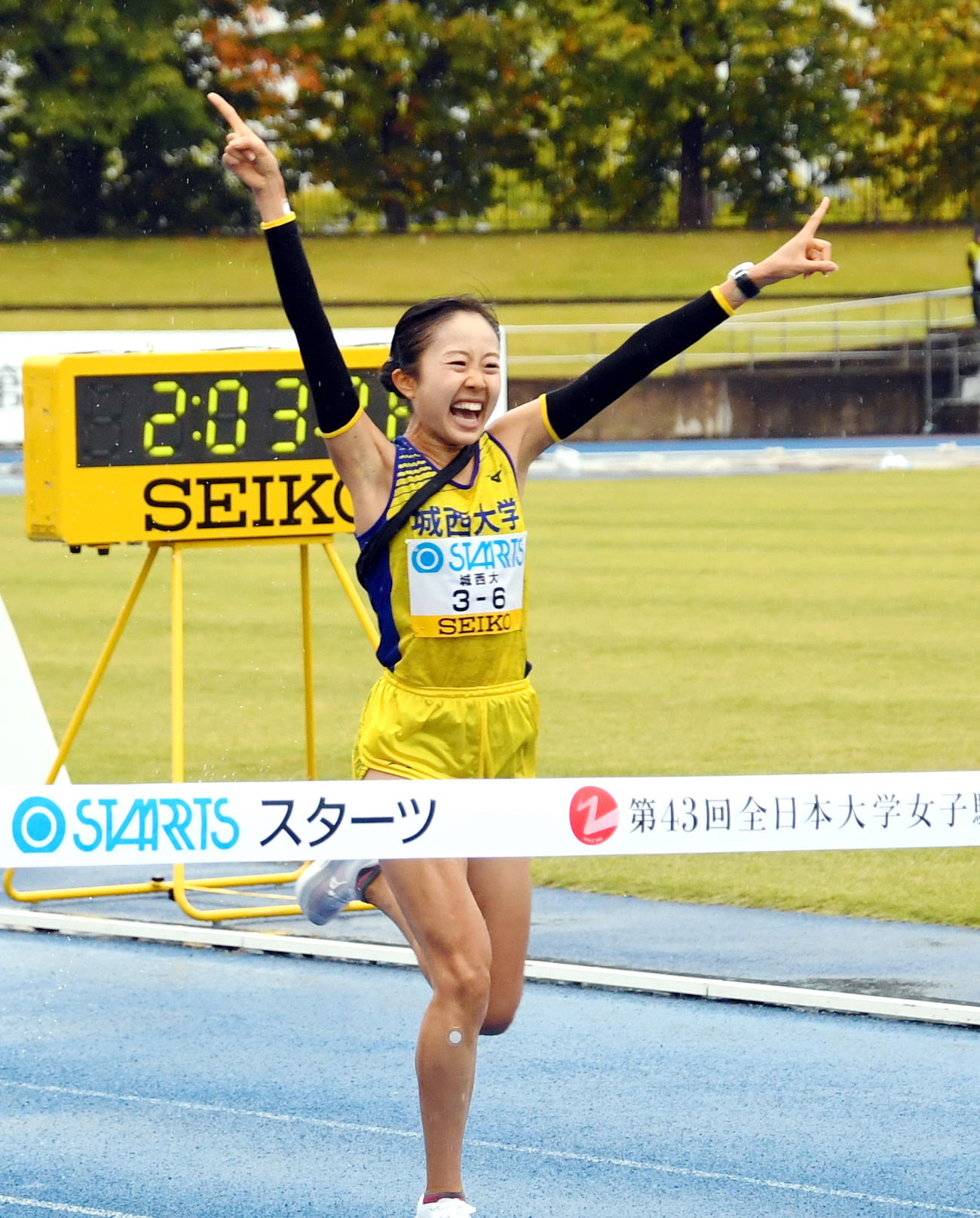 1位でゴールする城西大アンカーの金子陽向（2025年10月25日撮影）