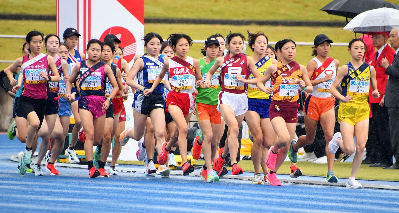 競技場内を走る1区の選手たち（撮影・山田愛斗）