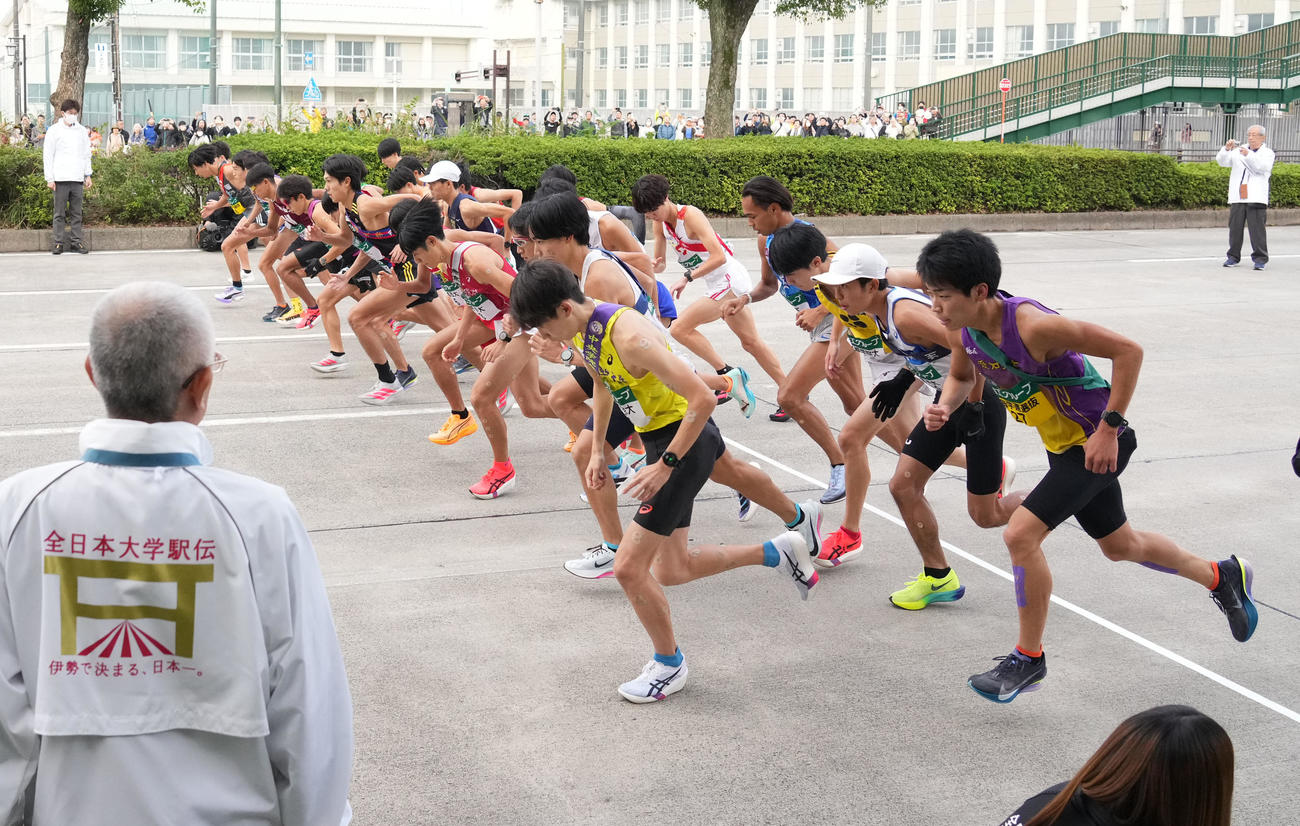 第57回全日本大学駅伝　スタートする各校の第1走者（撮影・森本幸一）