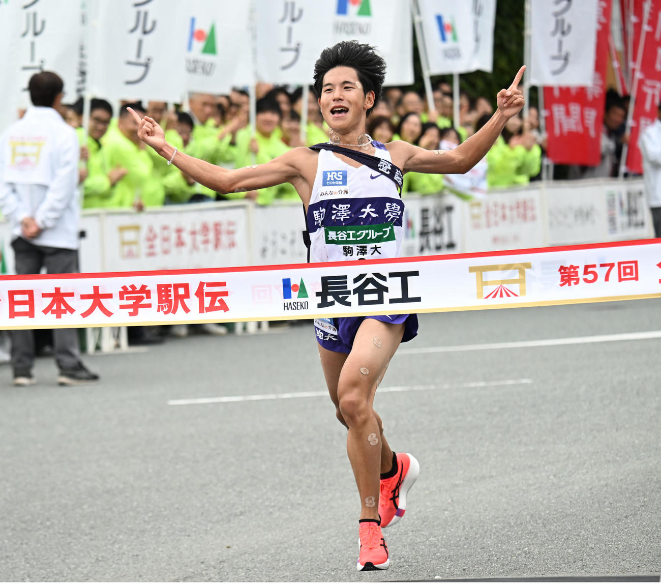 全日本大学駅伝を制しガッツポーズでゴールする駒沢大・山川（撮影・和賀正仁）