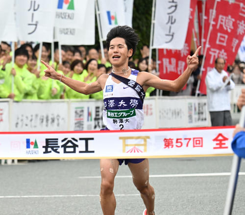 全日本大学駅伝を制しガッツポーズでゴールする駒沢大・山川（撮影・和賀正仁）
