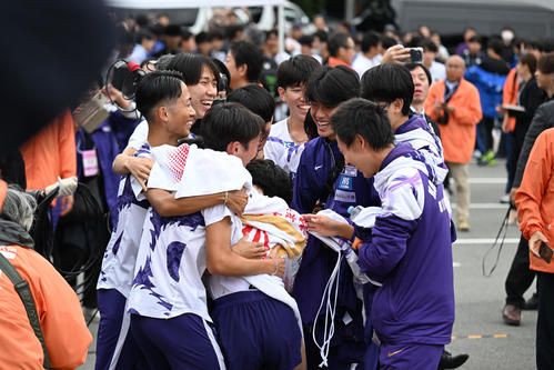 全日本大学駅伝を制し、仲間の元に飛び込む駒沢大・山川（撮影・和賀正仁）