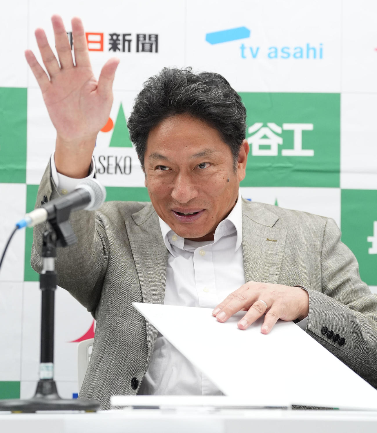 明日の大会の作戦を2枚目のフリップに記す青山学院大の原監督（撮影・森本幸一）