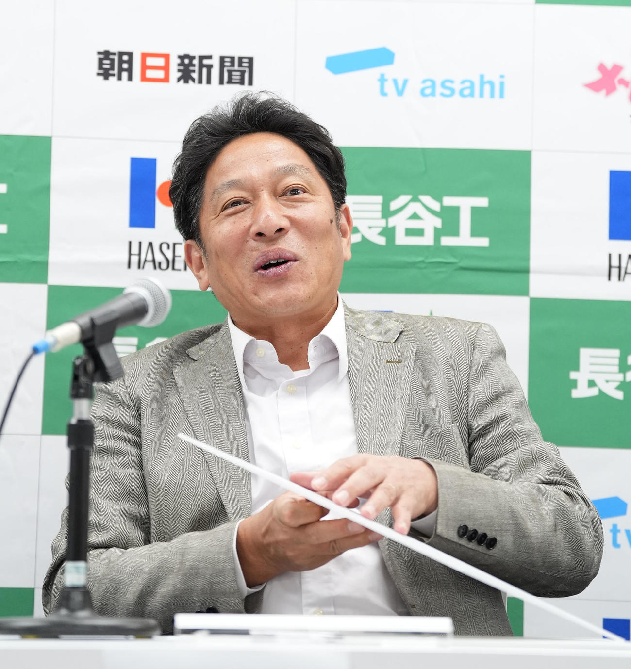 明日の大会の作戦を2枚目のフリップに記す青山学院大の原監督（撮影・森本幸一）