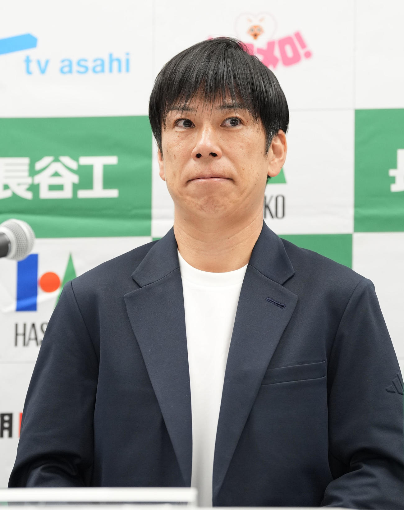 会見の席に着く国学院大の前田監督（撮影・森本幸一）