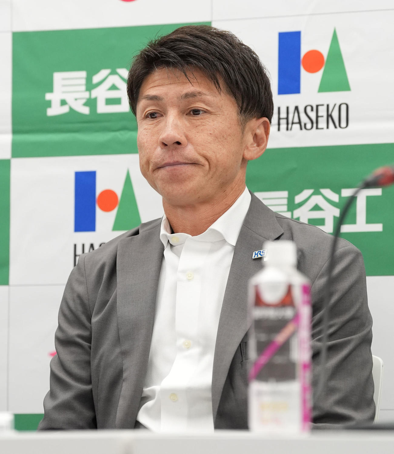 会見の席に着く駒沢大の藤田監督（撮影・森本幸一）