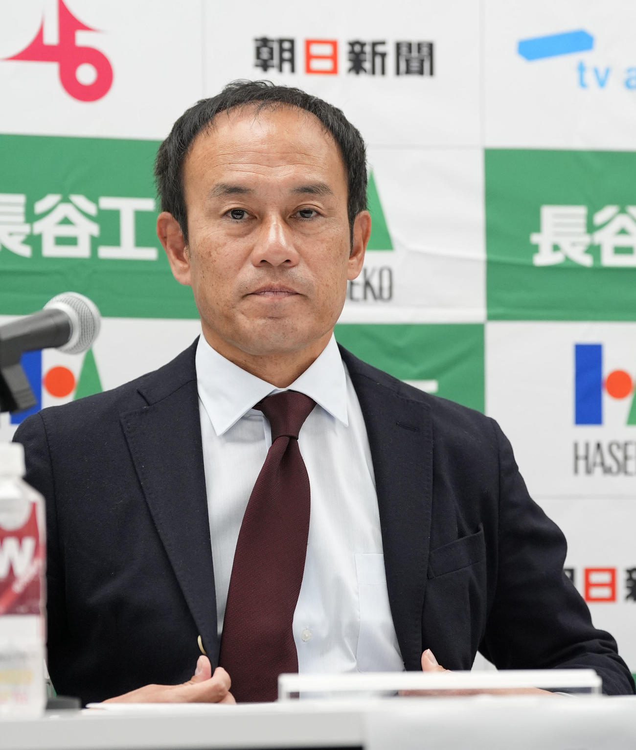 会見の席に着く早稲田大の花田監督（撮影・森本幸一）