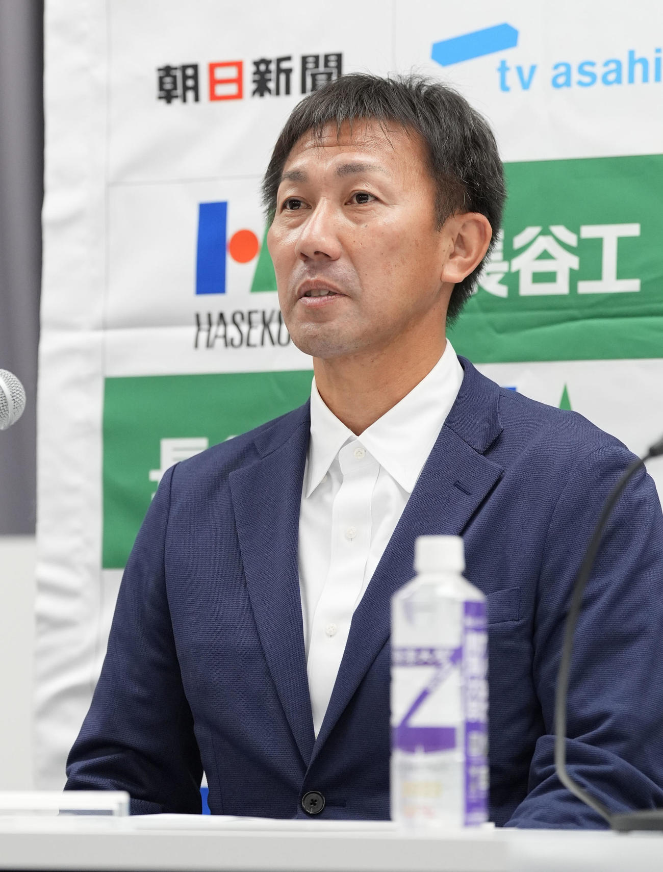 会見の席に着く創価大の榎木監督（撮影・森本幸一）