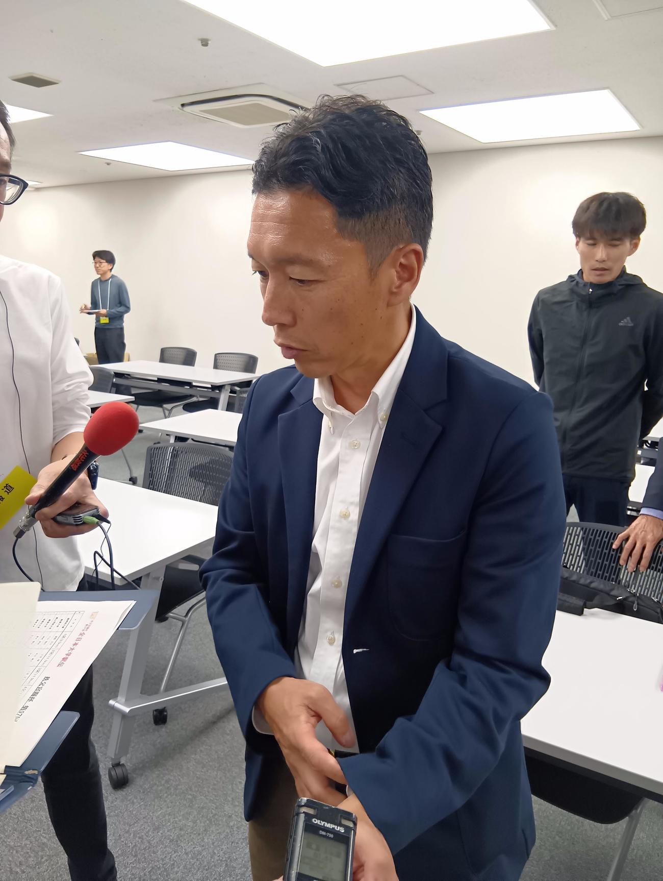 取材に応じた中大の藤原監督（撮影・泉光太郎）