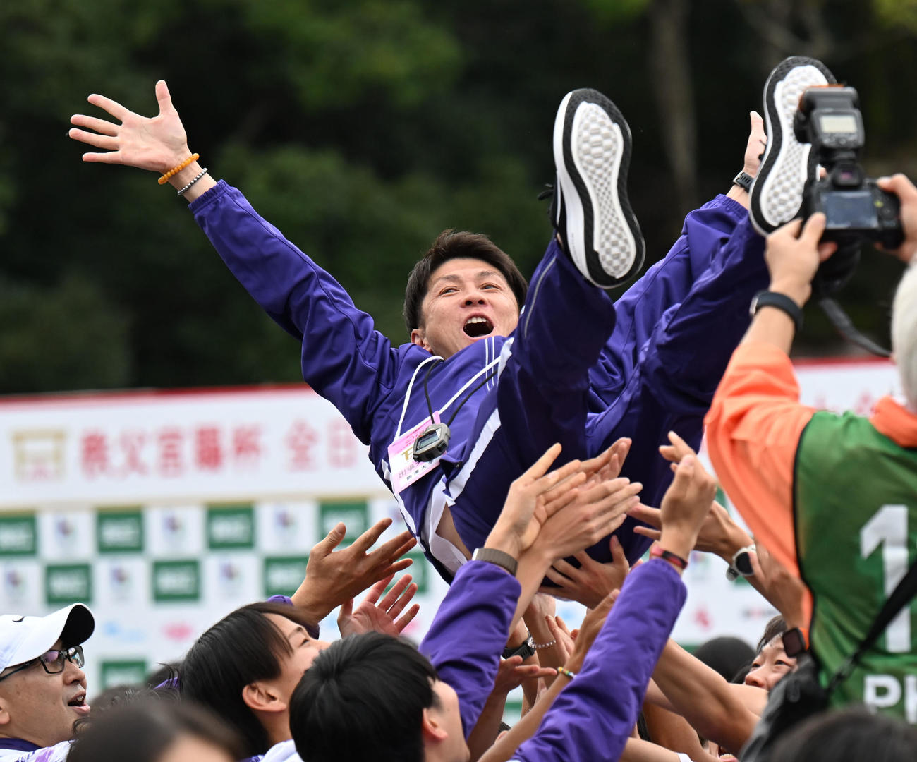 胴上げされる駒沢大・藤田敦史監督（撮影・和賀正仁）