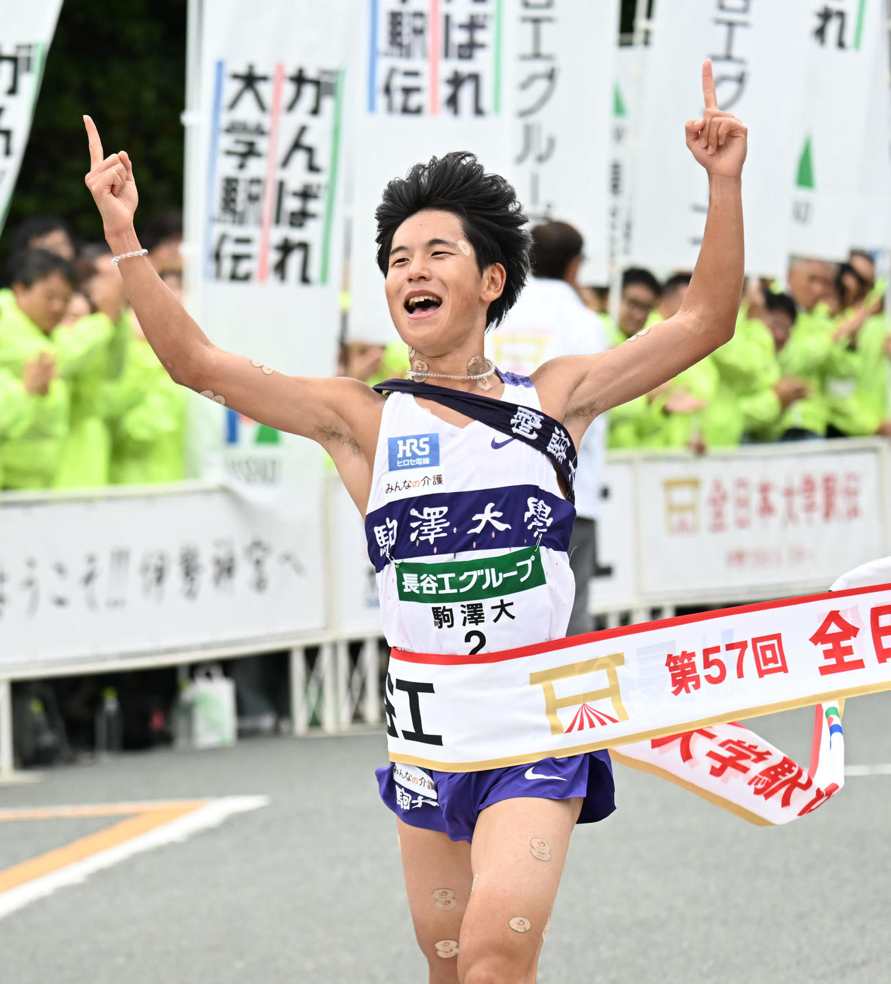 全日本大学駅伝を制しガッツポーズでゴールする駒大・山川（撮影・和賀正仁）