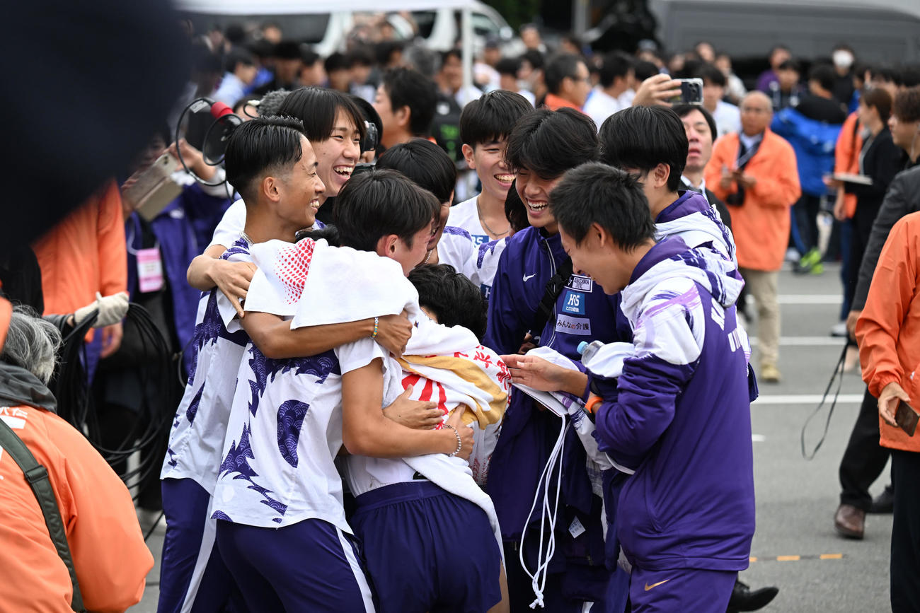 全日本大学駅伝を制し、仲間の元に飛び込む駒沢大・山川（撮影・和賀正仁）