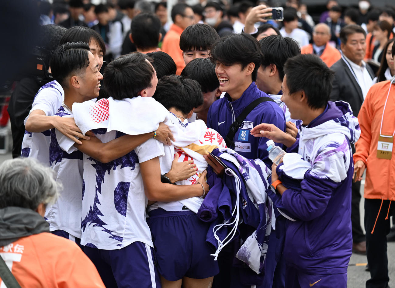 全日本大学駅伝を制し、仲間の元に飛び込む駒沢大・山川（撮影・和賀正仁）